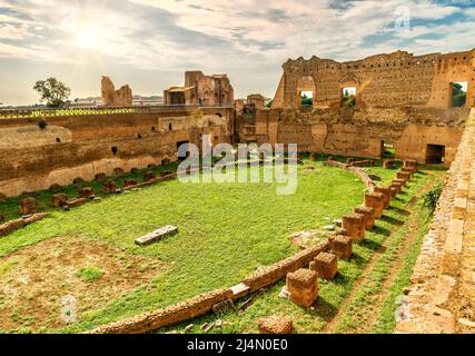 Stadion von Domitian auf dem Palatin im Sonnenlicht, Rom, Italien. Es ist ein berühmtes Wahrzeichen Roms. Alte römische Ruinen auf Palatin und Sonne in Roma Stadt Stockfoto