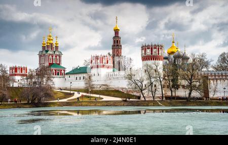 Nowodewitschy Kloster in Moskau, Russland. Das Nowodewitschy-Kloster ist ein historisches Wahrzeichen Moskaus. Panorama des russisch-orthodoxen Kreuzgangs im Frühling. Schön l Stockfoto