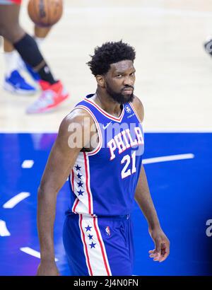 Philadelphia, Usa. 16. April 2022. Joel Embiid (#21 76ers)&#XA;während des Spiels der National Basketball Association zwischen den Raptors von Philadelphia 76ers und Toronto im Wells Fargo Center in Philadelphia, PA Georgia Soares/SPP Credit: SPP Sport Press Photo. /Alamy Live News Stockfoto