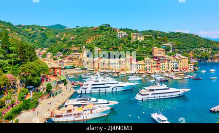 Portofino, Ligurien, Italien - 01. Juli 2019: Panoramablick auf Portofino Stadt und Hafen mit Booten Stockfoto