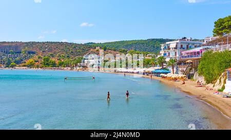 Agia Marina, Griechenland - 13. September 2019: Panoramablick auf den Strand von Agia Marina auf der Insel Ägina Stockfoto