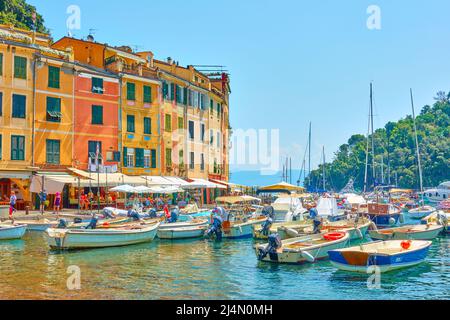 Portofino, Ligurien, Italien - 01. Juli 2019: Hafenpromenade und Boote im Hafen von Portofino Stockfoto