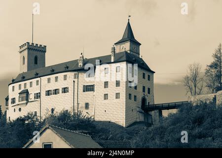 Rozmberk nad Vltavou, Tschechische Republik - 4. Oktober 2009: Schloss Rozmberk in Südböhmen. Schwarzweiß-Bild, Sepia Stockfoto