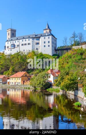 Rozmberk nad Vltavou, Tschechische Republik - 4. Oktober 2009: Burg Rozmberk auf dem Hügel an der Moldau Stockfoto