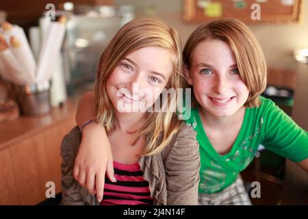 Zwei junge Mädchen in der örtlichen Bäckerei Stockfoto