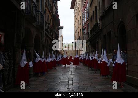 Aviles, Asturien, Spanien. 15. April 2022. Avilés, SPANIEN: Bruderschaften begleiten das Bild während der Prozession von Santo Encuentro in Avilés, Spanien, am 15. April 2022. (Bild: © Alberto Brevers/Pacific Press via ZUMA Press Wire) Stockfoto