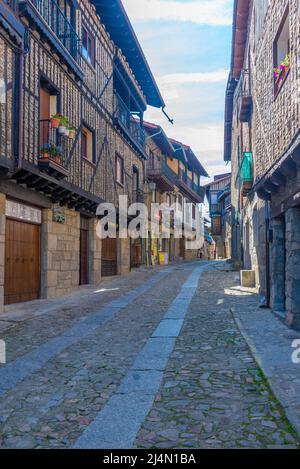 Holzhäuser an einer schmalen Straße im Dorf La Alberca in Spanien Stockfoto