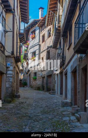 Holzhäuser an einer schmalen Straße im Dorf La Alberca in Spanien Stockfoto