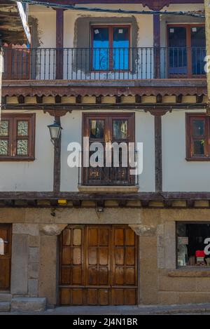 Holzhäuser an einer schmalen Straße im Dorf La Alberca in Spanien Stockfoto