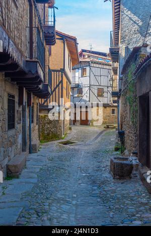Holzhäuser an einer schmalen Straße im Dorf La Alberca in Spanien Stockfoto