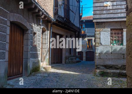 Holzhäuser an einer schmalen Straße im Dorf La Alberca in Spanien Stockfoto