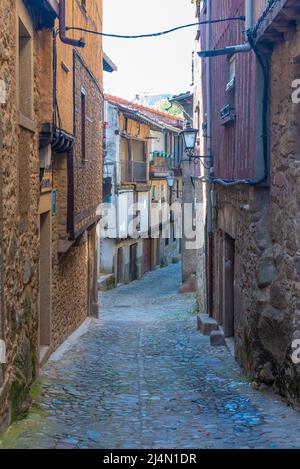Holzhäuser an einer schmalen Straße im Dorf La Alberca in Spanien Stockfoto