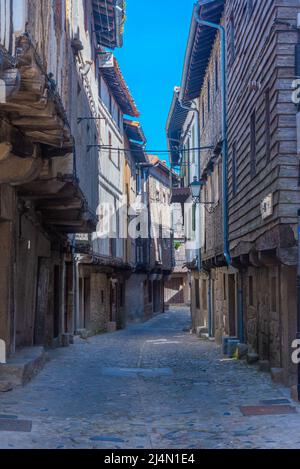 Holzhäuser an einer schmalen Straße im Dorf La Alberca in Spanien Stockfoto