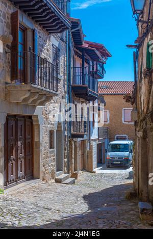 Holzhäuser an einer schmalen Straße im Dorf La Alberca in Spanien Stockfoto