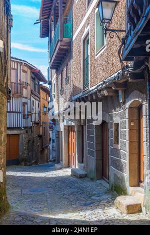 Holzhäuser an einer schmalen Straße im Dorf La Alberca in Spanien Stockfoto