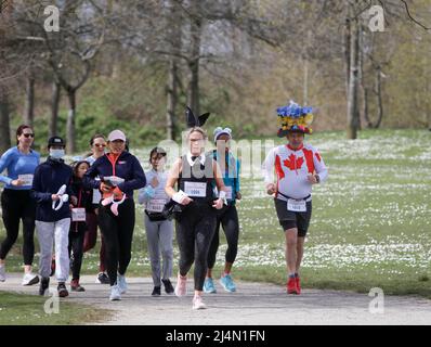 Vancouver, Kanada. 16. April 2022. Am 16. April 2022 nehmen die Menschen am Großen Osterlauf in Vancouver, British Columbia, Kanada, Teil. Quelle: Liang Sen/Xinhua/Alamy Live News Stockfoto