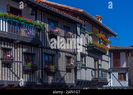 Holzhäuser an einer schmalen Straße im Dorf La Alberca in Spanien Stockfoto