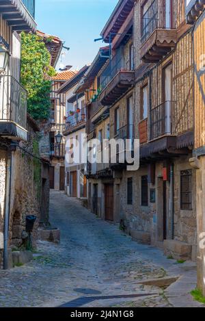Holzhäuser an einer schmalen Straße im Dorf La Alberca in Spanien Stockfoto