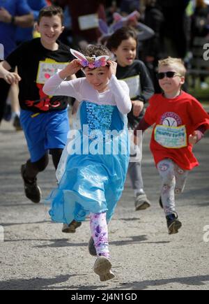 Vancouver, Kanada. 16. April 2022. Kinder nehmen am 16. April 2022 am Big Easter Run in Vancouver, British Columbia, Kanada, Teil. Quelle: Liang Sen/Xinhua/Alamy Live News Stockfoto