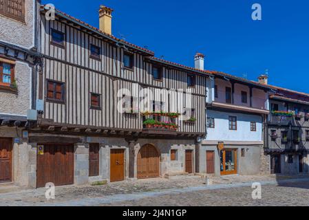 Holzhäuser an einer schmalen Straße im Dorf La Alberca in Spanien Stockfoto
