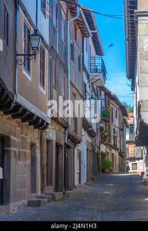 Holzhäuser an einer schmalen Straße im Dorf La Alberca in Spanien Stockfoto