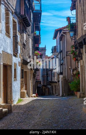Holzhäuser an einer schmalen Straße im Dorf La Alberca in Spanien Stockfoto
