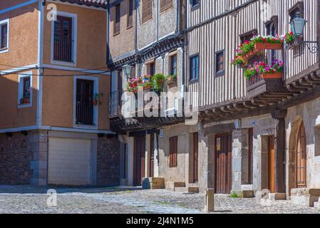 Holzhäuser an einer schmalen Straße im Dorf La Alberca in Spanien Stockfoto