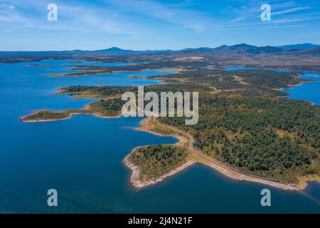 Wasserreservoir Gabriel und Galan in Spanien Stockfoto