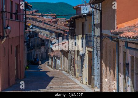 Holzhäuser an einer schmalen Straße im Dorf Miranda del Castanar in Spanien Stockfoto