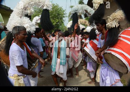 Dhakis sind traditionelle hinduistische Trommler, die die Dhak (Trommel) während hinduistischer Feste, vor allem in Bengalen, spielen. Das Dhak ist ein Schlaginstrument, es ist eine Barrel-Trommel aus Mangoholz. Die Trommelmembran besteht aus Büffelhaut und Ziegenleder, sie wird am Hals aufgehängt, an der Taille gebunden und auf dem Schoß oder dem Boden gehalten, und wird in der Regel mit Holzstäben gespielt. Die linke Seite ist beschichtet, um ein schwereres Geräusch zu erhalten. Es wird vor allem von der bengalischen Hindu-Gemeinde gespielt. Dieses Instrument ist in Westbengalen zu finden und wird vor allem bei hinduistischen religiösen Festen, vor allem in Durga Puja, verwendet. (Foto Stockfoto