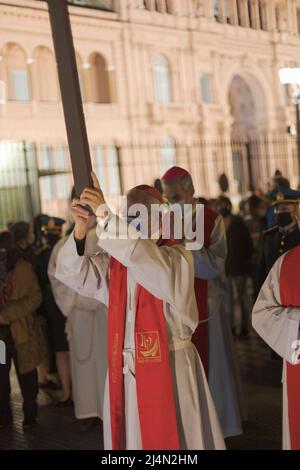 Buenos Aires, Argentinien. 15. April 2022. Der Erzbischof von Buenos Aires Mario Poli während der Via Crucis. (Bild: © Esteban Osorio/Pacific Press via ZUMA Press Wire) Stockfoto