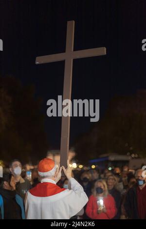 Buenos Aires, Argentinien. 15. April 2022. Der Erzbischof von Buenos Aires Mario Poli während der Via Crucis. (Bild: © Esteban Osorio/Pacific Press via ZUMA Press Wire) Stockfoto