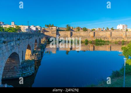 Römische Brücke und Alcazaba Festung am Fluss Guadiana in Merida, Spanien Stockfoto