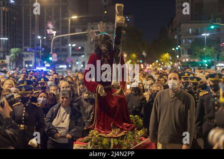 Buenos Aires, Argentinien. 15. April 2022. Gläubige mit einem Bild Christi am Anfang der Via Crucis. (Bild: © Esteban Osorio/Pacific Press via ZUMA Press Wire) Stockfoto