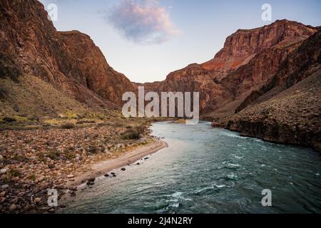 Colorado River setzt den endlosen Erosionsprozess im Grand Canyon in der Nähe des Bright Angel Trail fort Stockfoto