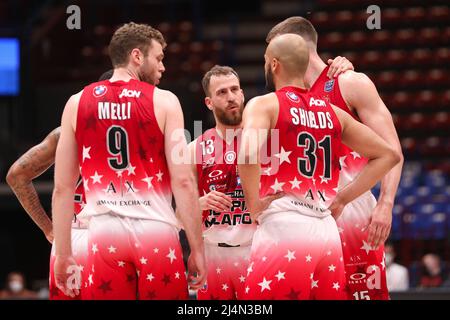 Mailand, Italien. 16. April 2022. Italien, Mailand, 16 2022. april: Sergio Rodriguez (Armani Milan Guard) spricht während des Basketballspiels A/X MIT Teamkollegen im 3.. Quartal ARMANI MILAN vs GEVI NAPOLI, LBA 2021-2022 day27 Mediolanum Forum (Foto: Fabrizio Andrea Bertani/Pacific Press) Quelle: Pacific Press Media Production Corp./Alamy Live News Stockfoto