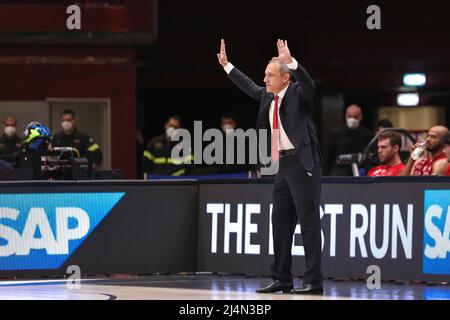 Mailand, Italien. 16. April 2022. Italien, Mailand, 16 2022. april: Ettore Messina (Trainer von Armani Mailand) gibt Ratschläge im 3.. Quartal während des Basketballspiels A/X ARMANI MILAN vs GEVI NAPOLI, LBA 2021-2022 day27 Mediolanum Forum (Foto von Fabrizio Andrea Bertani/Pacific Press) Quelle: Pacific Press Media Production Corp./Alamy Live News Stockfoto