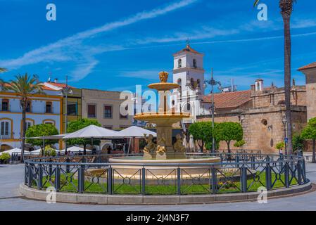 Kathedrale durch die Plaza de Espana in der spanischen Stadt Merida gesehen Stockfoto
