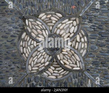 Mosaikpfad aus weißem und schwarzem Stein im chinesischen Garten Lan Su in Portland, Oregon. Stockfoto