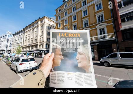 Paris, Frankreich - 11. Apr: Mann kauft schaut in der Zeitung Emmanuel Macron, Marine Le Pen, einen Tag nach der ersten Runde der französischen Präsidentschaftswahlen am 10 2022. April, in den Pressekioskladen Stockfoto