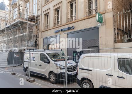 Straßburg; Frankreich - 11. April 2022: Renovierung der Niederlassung der BNP paribas Bankfiliale - vor dem Hotel parkende Lieferwagen Stockfoto
