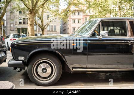 Paris, Frankreich - 12. Sep 2015: Seitenansicht des in der französischen Stadt geparkten Luxus Rolls-Royce Silver Wraith II schwarz verchromt zeitlose Eleganz Stockfoto