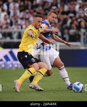 Turin, Italien. 16. April 2022. Matthijs de Ligt (R) des FC Juventus steht mit Marko Arnautovic aus Bologna während eines Fußballspiels zwischen dem FC Juventus und Bologna am 16. April 2022 in Turin, Italien, gegenüber. Quelle: Federico Tardito/Xinhua/Alamy Live News Stockfoto