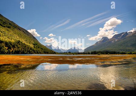 Die Südinsel ist voll von wunderschönen kleinen und großen Seen, die etwas abseits der ausgetretenen Pfade liegen. Dieser ist Lake Reid in der Glenorchy Gegend (ca. Stockfoto