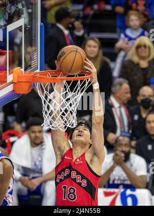 Philadelphia, Usa. 16. April 2022. Yuta Watanabe (#18 Raptors) dunk während des Spiels der National Basketball Association zwischen den Philadelphia 76ers und Toronto Raptors im Wells Fargo Center in Philadelphia, PA Georgia Soares/SPP Credit: SPP Sport Press Photo. /Alamy Live News Stockfoto