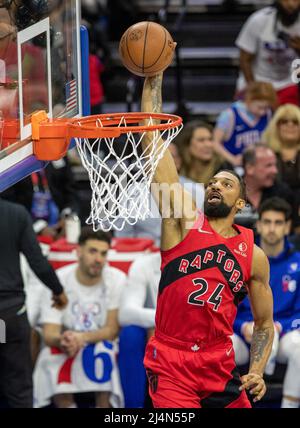 Philadelphia, Usa. 16. April 2022. Khem Birch (#24 Raptors) dunk während des Spiels der National Basketball Association zwischen den Philadelphia 76ers und Toronto Raptors im Wells Fargo Center in Philadelphia, PA Georgia Soares/SPP Credit: SPP Sport Press Foto. /Alamy Live News Stockfoto