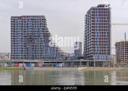 Belgrad, Serbien - 11. April 2018: Baustelle an den Wolkenkratzern der Belgrade Waterfront am Fluss Sava. Stockfoto