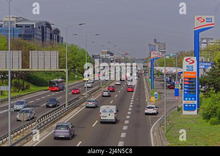 Belgrad, Serbien - 11. April 2018: Viel Verkehr auf der Autobahn durch den Frühlingstag in Neu-Belgrad. Stockfoto