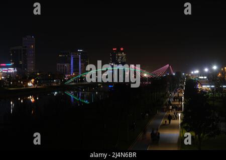 04/09/2022. Bursa. Türkei. Nachtstadtfoto, Bursa Nachtfoto im öffentlichen Park. Selektiver Fokus und Langzeitbelichtung. Stockfoto