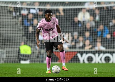 Milton Keynes, Großbritannien. 16. April 2022. Cheyenne Dunkley #22 von Sheffield Mittwoch mit dem Ball in Milton Keynes, Vereinigtes Königreich am 4/16/2022. (Foto von Simon Whitehead/News Images/Sipa USA) Quelle: SIPA USA/Alamy Live News Stockfoto